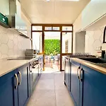 펜션 Charming Home! Steps From Sea & Promenade *