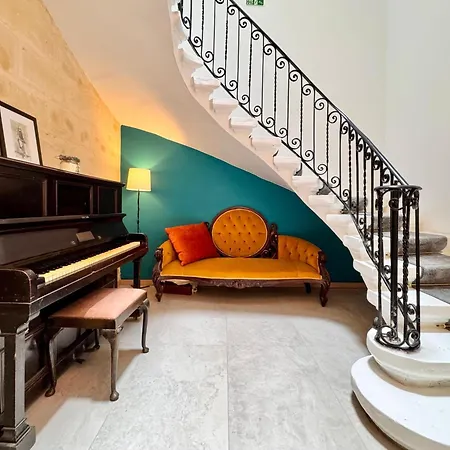 Charming Home! Steps From Sea & Promenade 펜션 *
