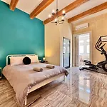Charming Home! Steps From Sea & Promenade Holiday home